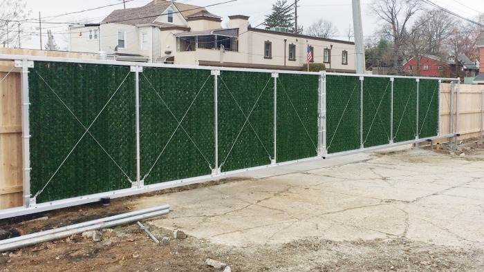 Chain Link Aluminum Cantilever Gate with Privacy Hedge