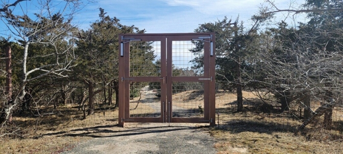 Mahogany Double Gate with Stainless Steel Wire Mesh and Hydraulic Self-Closers