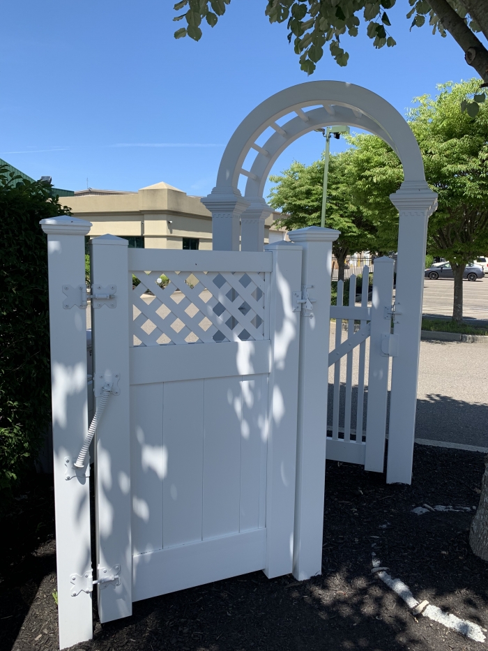 Lattice Top PVC Gate with White Hinges, White Latch, and White Self-closer