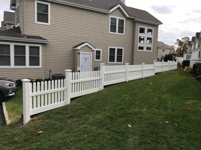 PVC Stepped Picket Fence