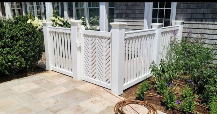 Azek Spindle Fencing with Walk Gate